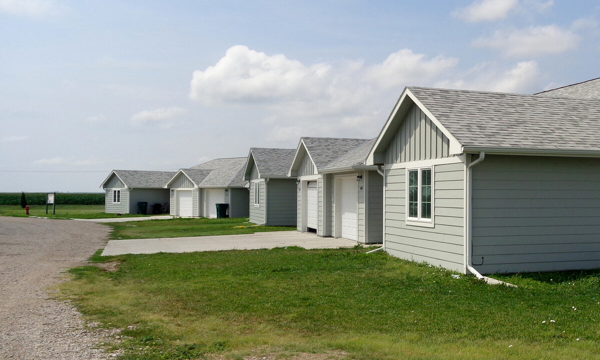 Pine Village in Rexford, KS - Foto de edificio