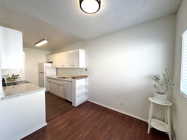 5400 Newcastle Ave, Unit 66