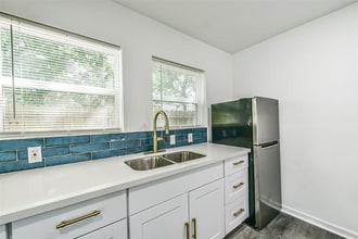 4318 1st St in Bacliff, TX - Foto de edificio - Building Photo