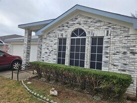 8025 Summer Sun Dr in Fort Worth, TX - Building Photo