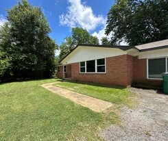 516 W Point Tap Rd in Palestine, TX - Building Photo