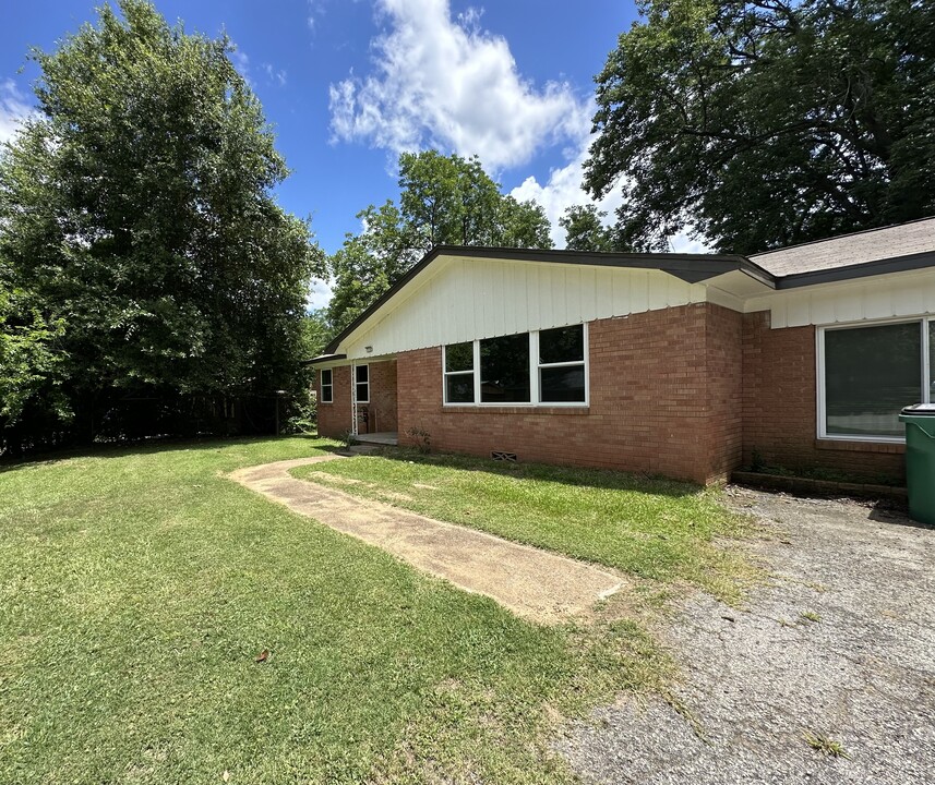 516 W Point Tap Rd in Palestine, TX - Building Photo