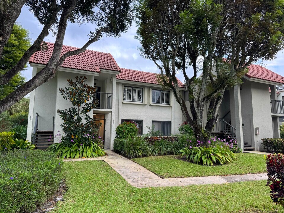 5750 Fairway Park Ct in Boynton Beach, FL - Building Photo