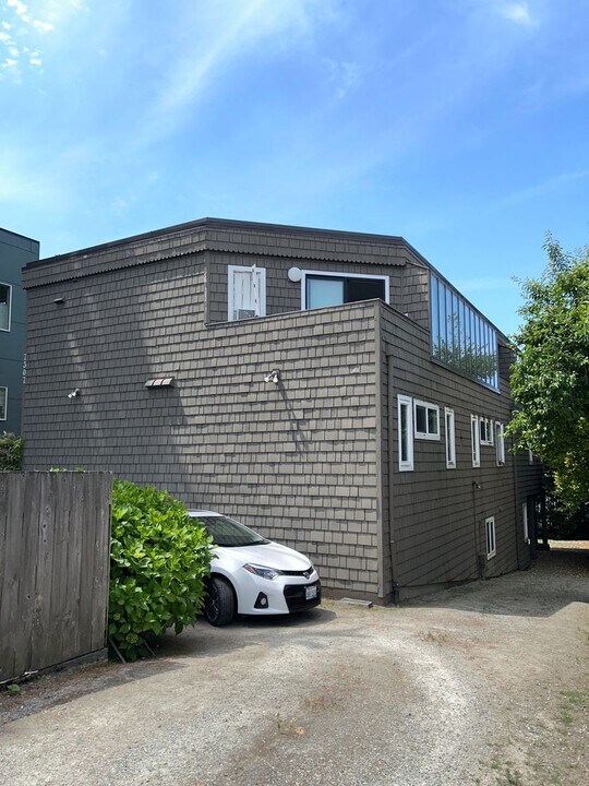 7307 Bainbridge Pl SW in Seattle, WA - Building Photo