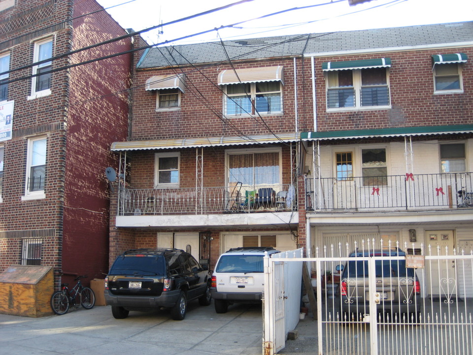 102-24 Martese Ave in Flushing, NY - Building Photo