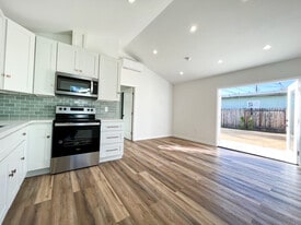 166 Comstock Dr in Ventura, CA - Building Photo