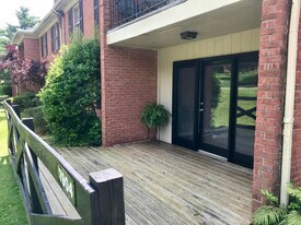 7904 Grenoble Ln in Prospect, KY - Building Photo