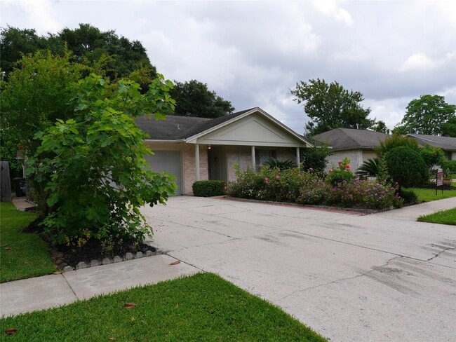 13542 Fernhill Dr in Sugar Land, TX - Building Photo - Building Photo