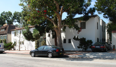 827-833 N Sweetzer Ave in West Hollywood, CA - Building Photo - Building Photo