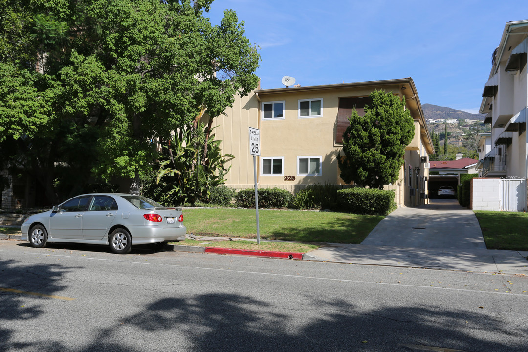 325 E Stocker St in Glendale, CA - Foto de edificio