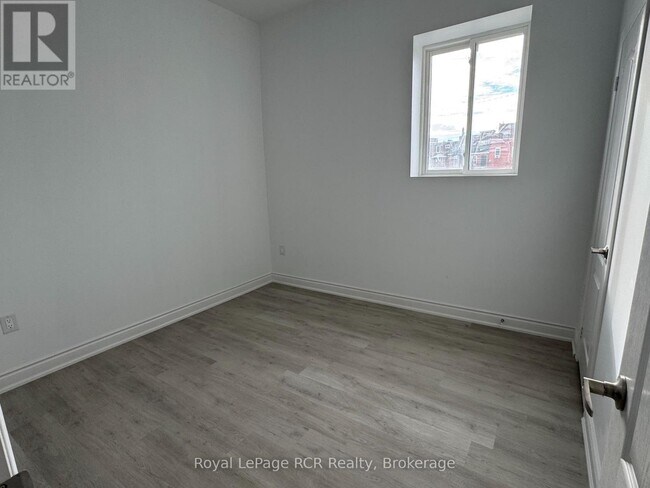 828 3rd Ave E in Owen Sound, ON - Building Photo - Building Photo