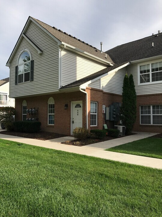 668 Olde English Cir in Howell, MI - Building Photo