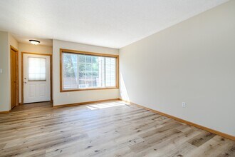 1015 68th St in West Des Moines, IA - Building Photo - Building Photo
