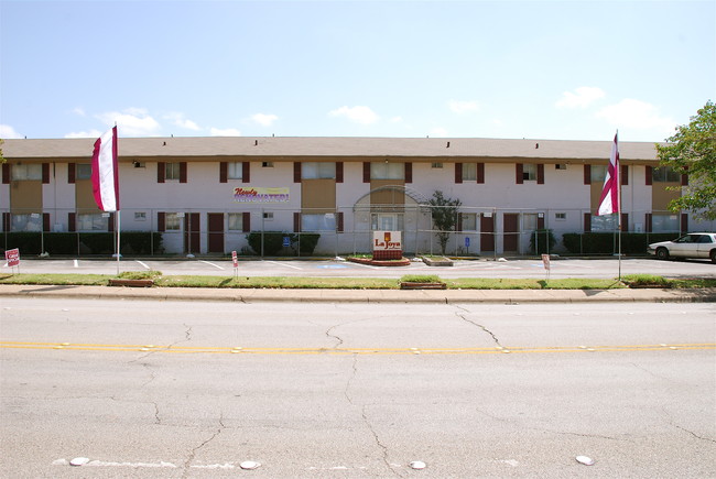 La Joya Apartments in Arlington, TX - Building Photo - Building Photo