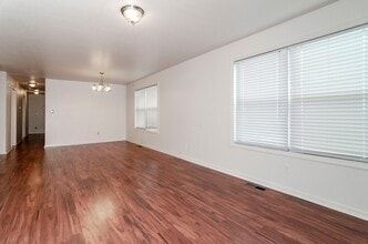 2004 Tanager Ct in Junction City, KS - Building Photo - Building Photo