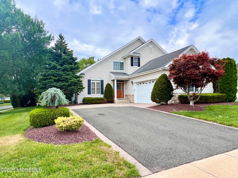 1 Hendrickson Ct in Englishtown, NJ - Foto de edificio