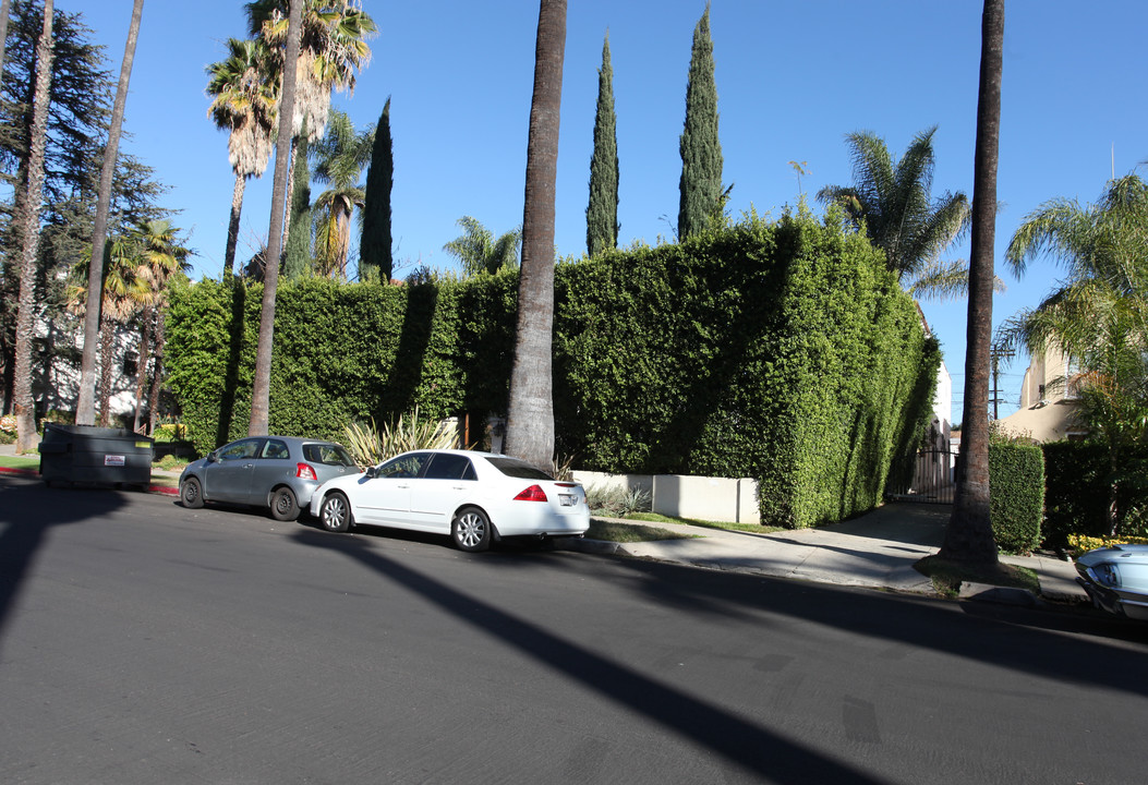 1930 Rodney Dr in Los Angeles, CA - Building Photo