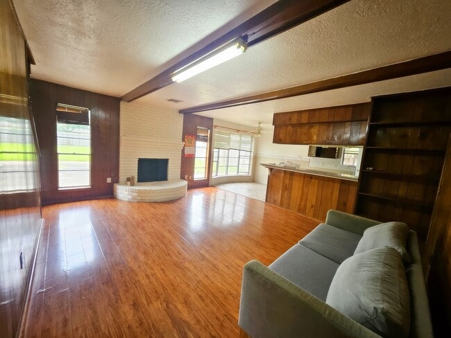 9318 Neff St in Houston, TX - Foto de edificio - Building Photo