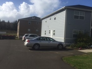 2035 SE Azalea Ave in Warrenton, OR - Foto de edificio - Building Photo