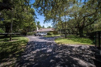 11905 SW 67th Ave in Pinecrest, FL - Building Photo - Building Photo