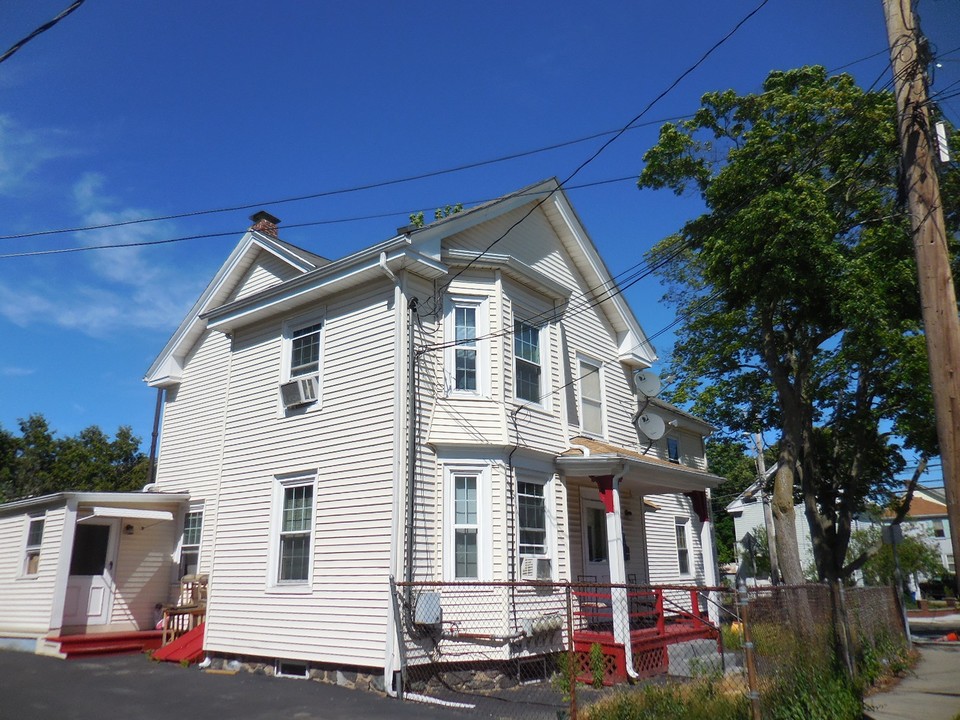 271 Newton St in Waltham, MA - Building Photo