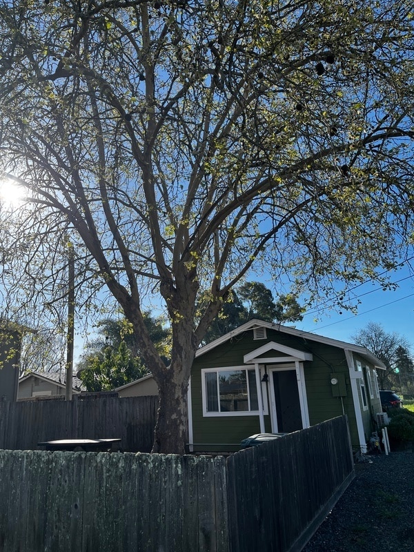 property at 1660 Jennings Ave