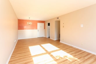El Patio Apartments in Louisville, KY - Foto de edificio - Interior Photo
