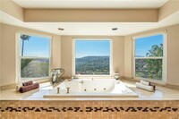 24722 Cordillera Dr in Calabasas, CA - Foto de edificio - Building Photo