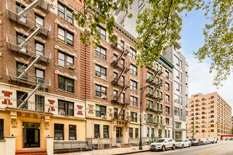 250 Manhattan Ave in New York, NY - Building Photo - Building Photo