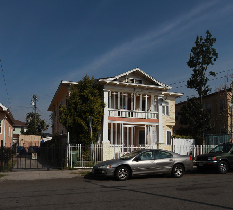 243 E 28th St in Los Angeles, CA - Building Photo