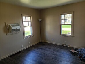 832 Adrian St in Waterloo, IA - Building Photo - Building Photo