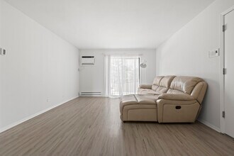 201 N Waters Edge Dr in Glendale Heights, IL - Building Photo - Building Photo