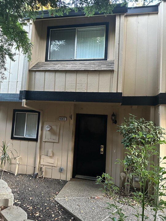 9245 Madison Ave in Orangevale, CA - Foto de edificio