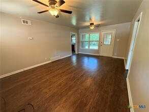 1400 N East St in Belton, TX - Building Photo - Building Photo