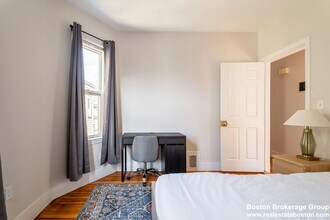 33 Edison Grn, Unit 3 in Boston, MA - Foto de edificio - Building Photo