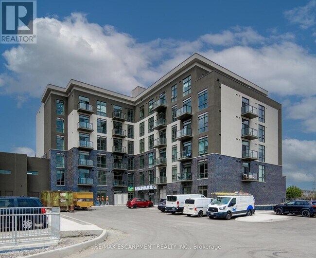 10 Mallard Trl in Hamilton, ON - Building Photo - Building Photo