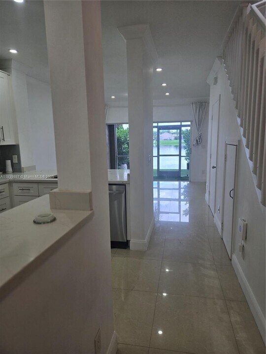 737 SW 122nd Ave in Pembroke Pines, FL - Foto de edificio