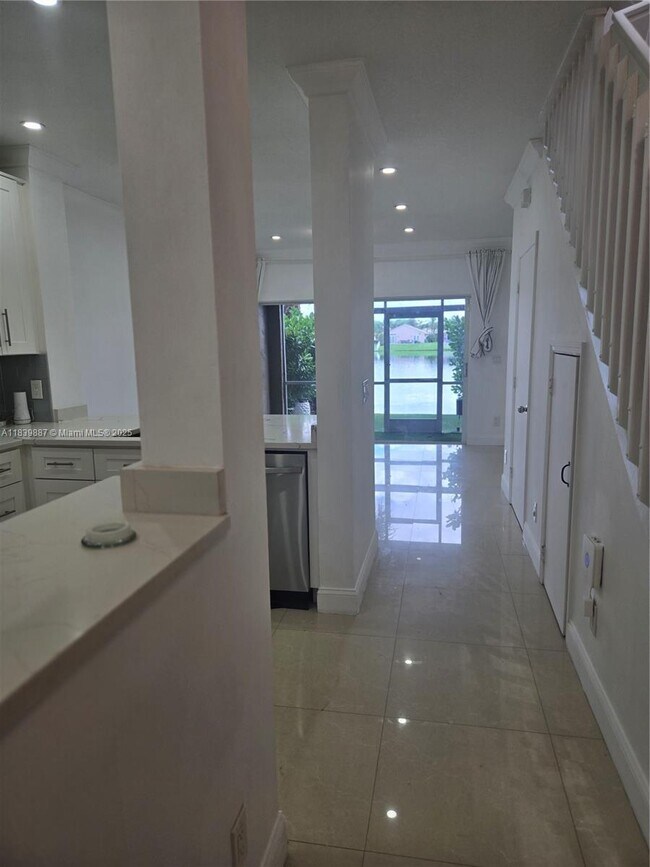 737 SW 122nd Ave in Pembroke Pines, FL - Building Photo - Building Photo