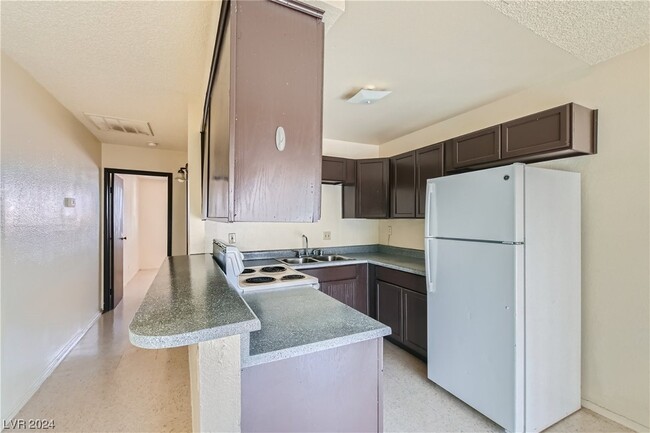 1537 Cobb Ln-Unit -4 in Las Vegas, NV - Building Photo - Building Photo