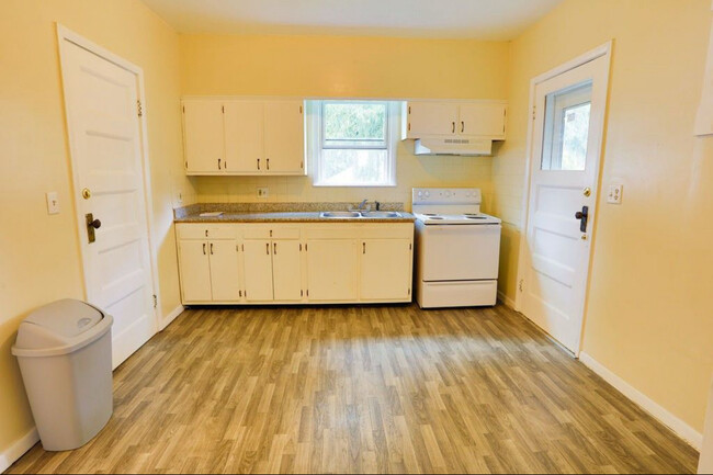 74 Ford Ave, Unit 1 downstairs in Oneonta, NY - Building Photo - Building Photo