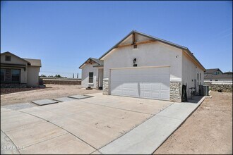 617 Charles Heinrich St in Socorro, TX - Building Photo - Building Photo