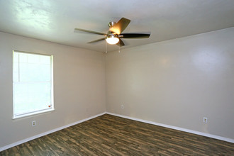 Silver Leaf Apartments in Tallahassee, FL - Building Photo - Interior Photo