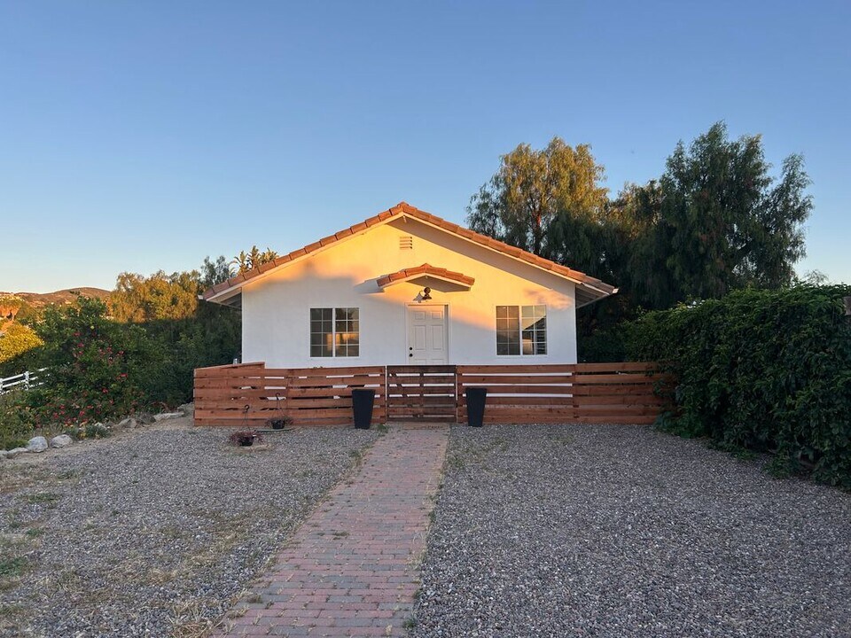 37645 Vía De Los Arboles in Temecula, CA - Foto de edificio