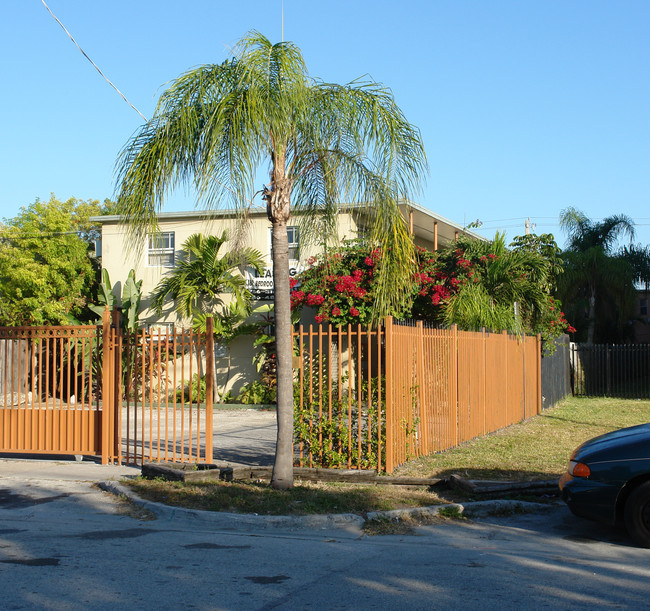 1319 NW 60th St in Miami, FL - Foto de edificio - Building Photo