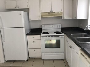 2340 Maple Ave in Ft. Myers, FL - Foto de edificio - Building Photo