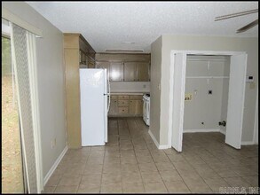 609 Nan Cir in Little Rock, AR - Foto de edificio - Building Photo