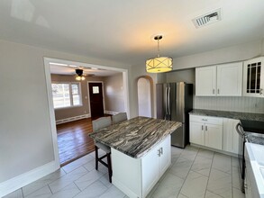 273 Compos St in Somerset, MA - Foto de edificio - Building Photo