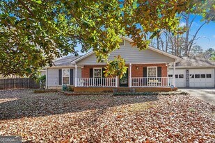 8671 Twin Oaks Dr in Jonesboro, GA - Building Photo