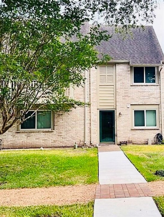 2112 Greenbriar Colony Dr in Houston, TX - Building Photo