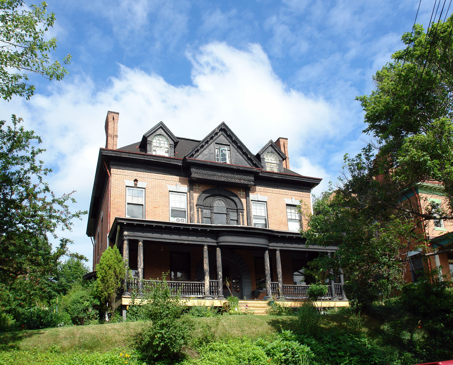 356 S Graham St in Pittsburgh, PA - Building Photo